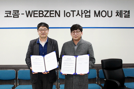 임형준 웹젠 실장(왼쪽)과 고진호 코콤 부사장(오른쪽)이 25일 경기도 김포 코콤 본사에서 '무인 PC방' 구축 업무 제휴 양해각서(MOU)를 체결 후 기념 촬영을 하고 있다. 웹젠 제공